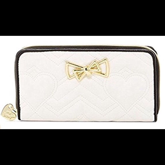 ❤️❤️SOLD!❤️❤️Betsey Johnson Black & Ivory set - Picture 6 of 8